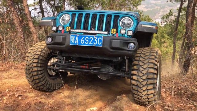 Tank 300 vs Jeep Wrangler Off-roading in The Jungle | Jeep Team смотреть онлайн