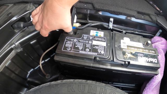 How to change out battery on a Hyundai Genesis смотреть онлайн