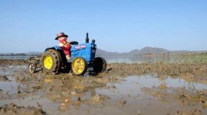 Игрушки плавают в реке и прыгают с трамплина