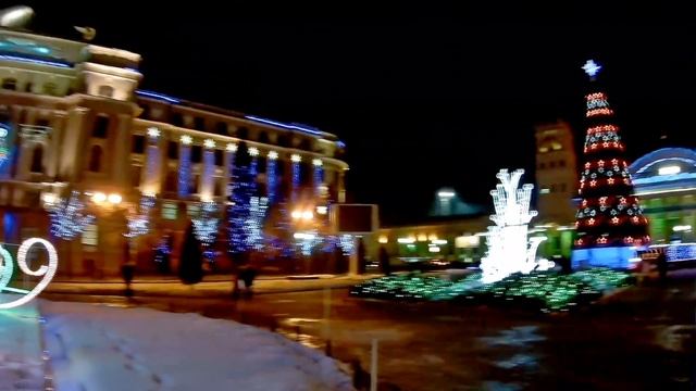 НОВОГОДНЯЯ ПРИВОКЗАЛЬНАЯ ПЛОЩАДЬ В ХАРЬКОВЕ - видео города в 2К смотреть онлайн