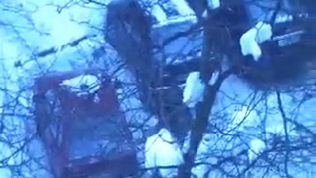 Два гастарбайтера без страховки сбивают сосульки. смотреть онлайн
