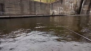 Рыбалка на реке Пышма за плотиной Белоярского водохранилища.