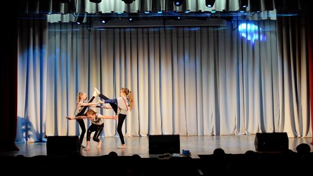 Шоу талантов 2 смена 2021/ Танцевальный флешмоб 4 и 6 отряд смотреть онлайн