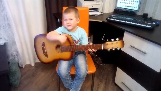КРАСИВЫЙ ПАРЕНЬ ИГРАЕТ ГРУСТНУЮ ПЕСНЮ НА ГИТАРЕ смотреть онлайн