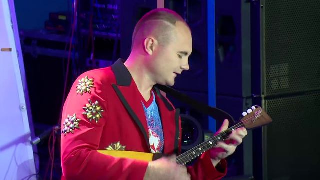 Парни гениально играют на балалайках\ Guys are amazing balalaika players! смотреть онлайн