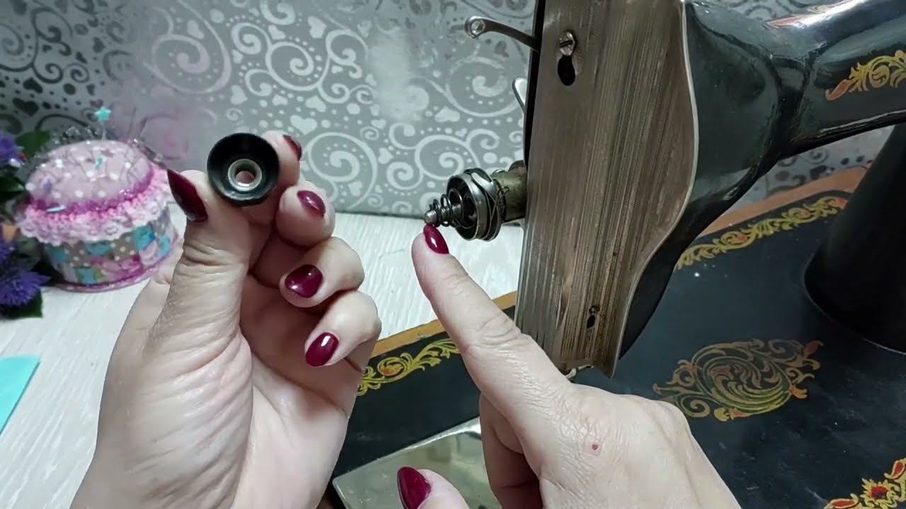 Регулируем натяжение нити, чистим и смазываем ручную швейную машину ПМЗ. смотреть онлайн