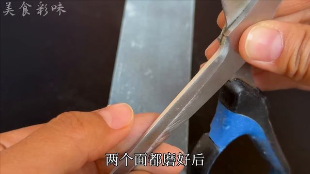磨剪刀是向前推還是往後拉？原來很多人都磨錯了，難怪越磨越鈍，看完長見識了 ，#tips，Scissor Sharpening: Push Forward or Pull Back ? смотреть онлайн