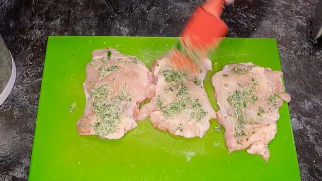 Куриное филе с хрустящей ароматной корочкой смотреть онлайн