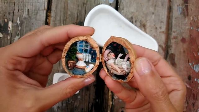 Миниатюра в скорлупе "Эскимос в иглу" (Miniature in walnut shell "Jeanne takes a bath") смотреть онлайн