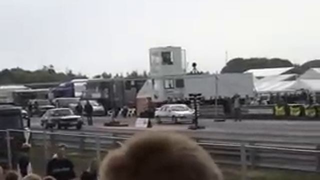 Peugeot 405 vs Saab 900.AVI смотреть онлайн