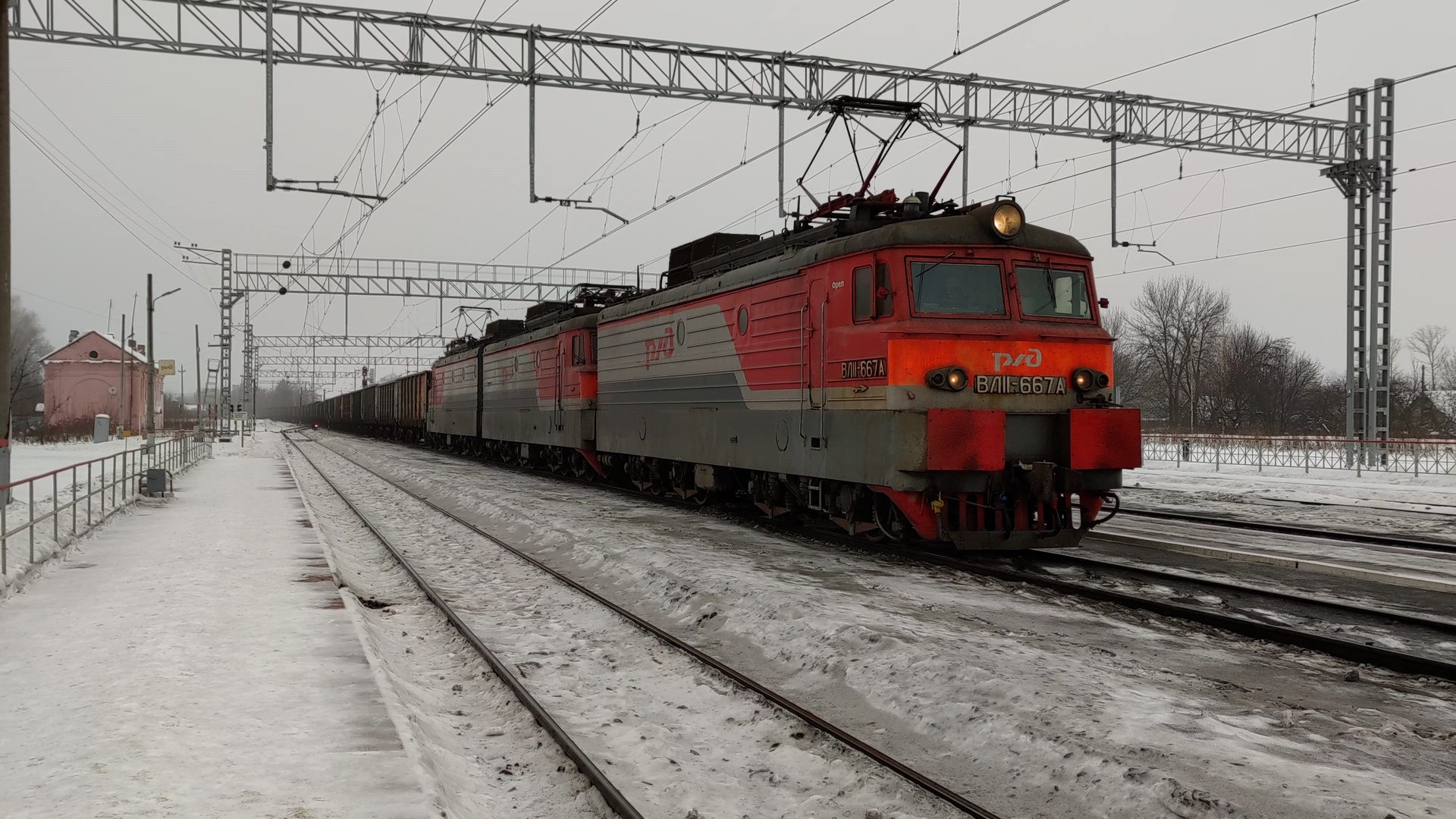 Электровоз ВЛ11.8-667А/659 с грузовым поездом. смотреть онлайн