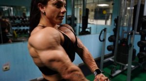 FBB Anastasia Leonova flexing shredded biceps