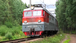 ВЛ10-1824 с грузовым поездом и приветливой бригадой