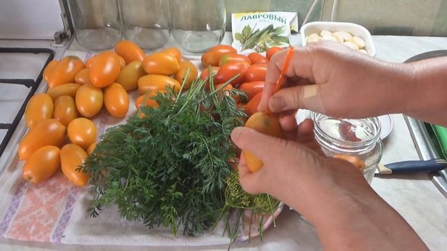 Помидоры с морковной ботвой на зиму. Очень вкусно - обязательно сделайте на зиму такую заготовку! смотреть онлайн