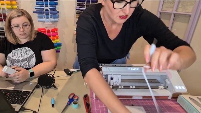 Print and Cut with the Foil Quill on the Cameo 4 - Battle of the machines смотреть онлайн