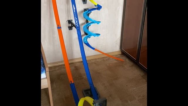 ИЛЬЯС ИГРАЕТ В HOT WHEELS Гонки по вертикали _ Трек Hot Wheels Vertical Launch Kit GGH70