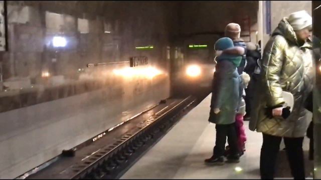 Нижегородский метрополитен на связи!) 81.717.6/714.6, Прибывает на станцию Горьковская. смотреть онлайн