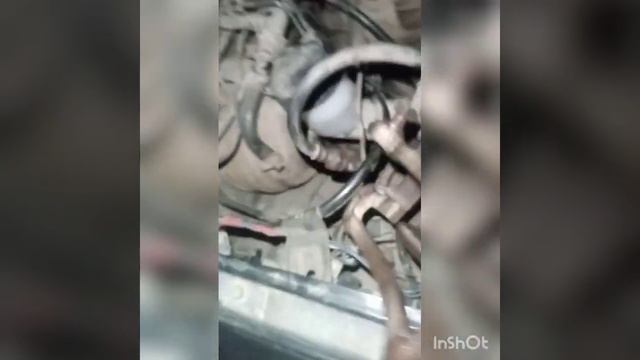 вытаскиваю поршни задних суппортов Nissan Terrano