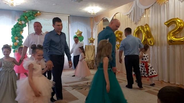Выпускной. Танец пап и дочек❤ смотреть онлайн