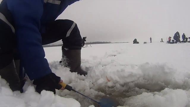 ? ЗИМНЯЯ РЫБАЛКА! ОКУНЬ ДОЛБИТ! Большой улов на Ладоге? Рыбачим в 2019 смотреть онлайн