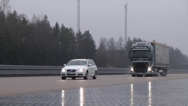 Volvo Trucks - Emergency braking at its best! смотреть онлайн