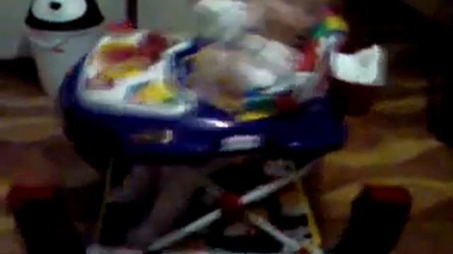 5-мeсячный малыш в ходунках-качалке