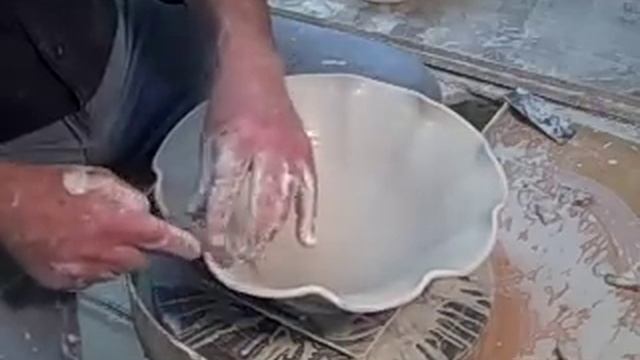 Making a Fluted Bowl смотреть онлайн