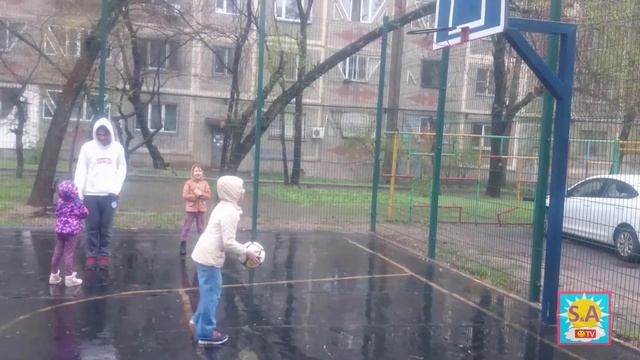 КАК НАУЧИТЬСЯ КИДАТЬ МЯЧ В КОЛЬЦО смотреть онлайн