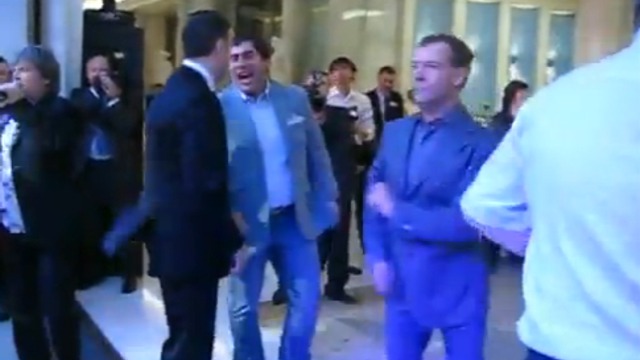 Медведев танцует. смотреть онлайн