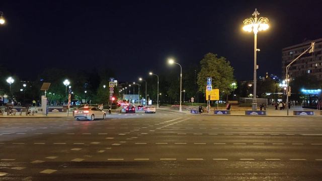 #Тверская бурлит ночной жизнью Одни люди дороги моют другие гуляют и веселятся #Moscow #CityLights смотреть онлайн