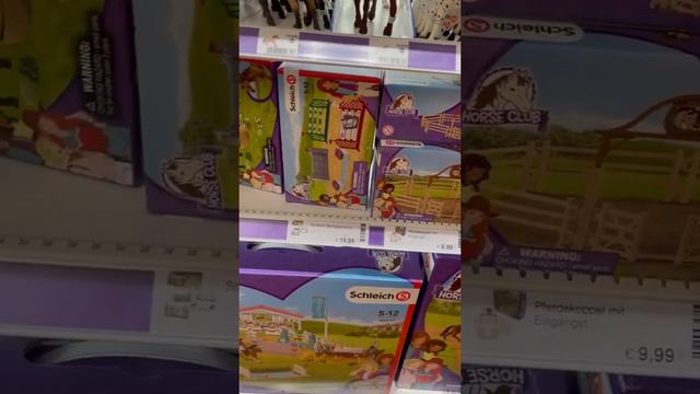 Лиза в Гамбурге в магазине My toys выбирает игрушки Schleich Шляйх смотреть онлайн