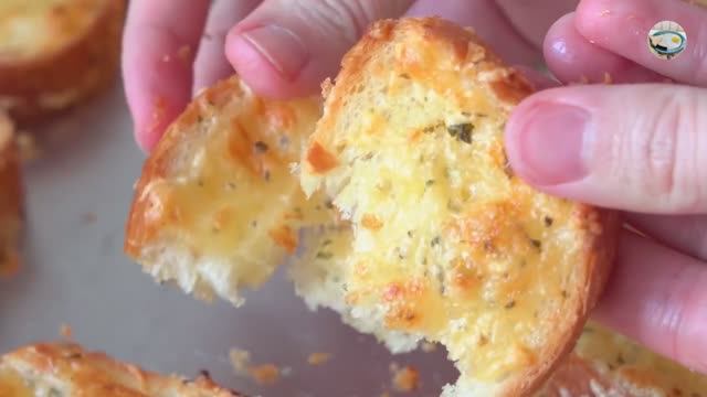 Чесночные гренки. Готовятся за считанные минуты смотреть онлайн