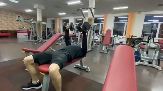Жим гантелями на горизонтальной лавке смотреть онлайн