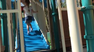 Лиза играет на площадке в парке Горького