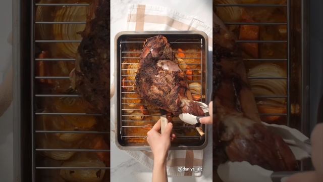 «Запеченная баранья нога» с соусом ? смотреть онлайн