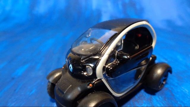 Renault Twizy - Дилерская модель - Пластиковый велосипед - обзор