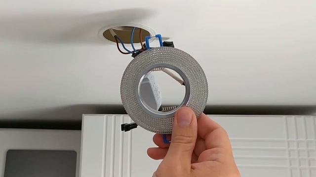 Как поменять лампочку в натяжном потолке смотреть онлайн