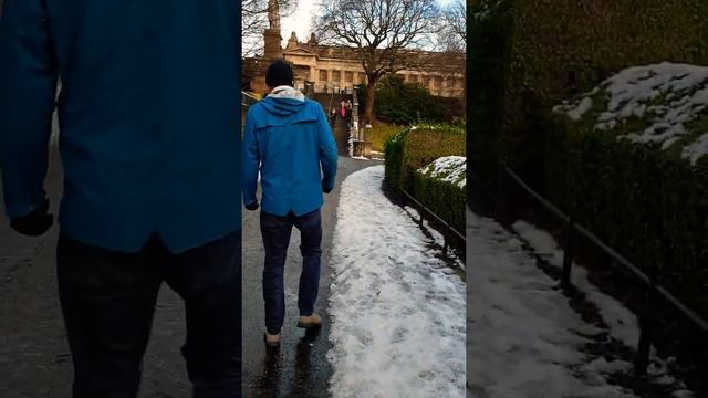 Walking on Princess Street in Edinburgh with Edinburgh Castle and National Gallery смотреть онлайн