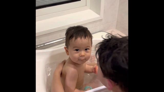 Enzo dando banho no Hiro смотреть онлайн