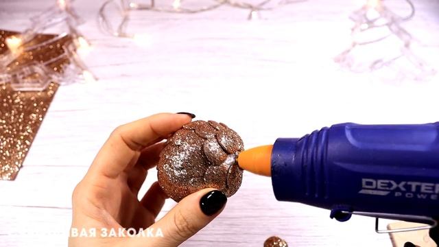 Шишка декор. Шишка на елку из глиттерного фоамирана. Новый год. Еловая шишка смотреть онлайн