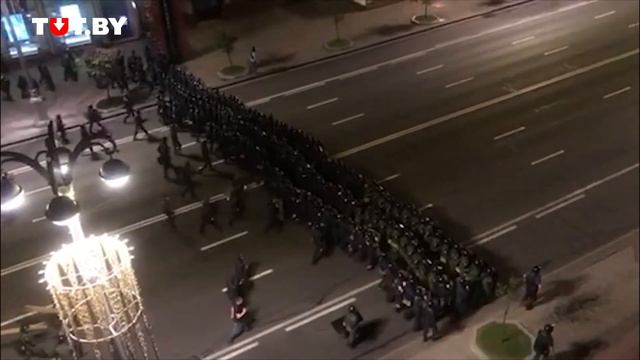 Колонна ОМОНа на пустом проспекте Независимости (Минск) смотреть онлайн
