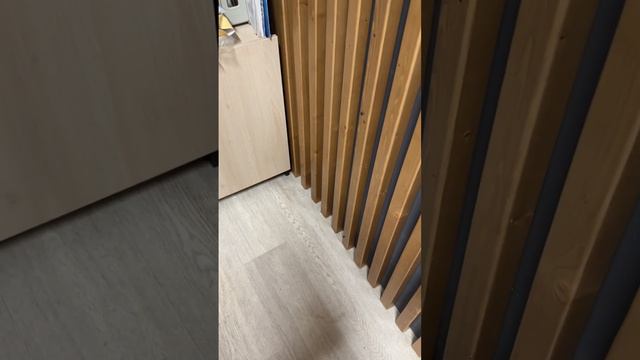 Стильное зонирование офиса с помощью реечной перегородки смотреть онлайн