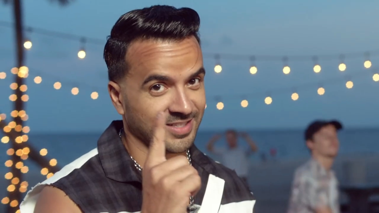 Eros Ramazzotti - Por Las Calles Las Canciones ft. Luis Fonsi _ (2019 Official Video) смотреть онлайн