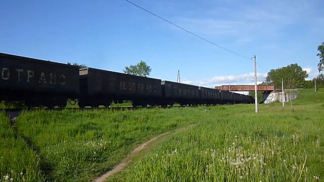 Приветливая бригада 2ТЭ116-1740 с товарным поездом. Псков.