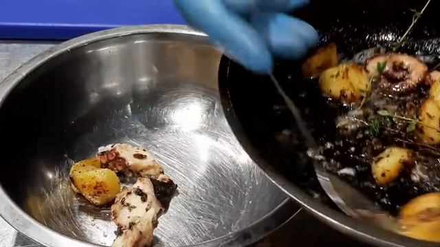 Теплый салат с осьминогами и печеным картофелем.Испанский рецепт смотреть онлайн