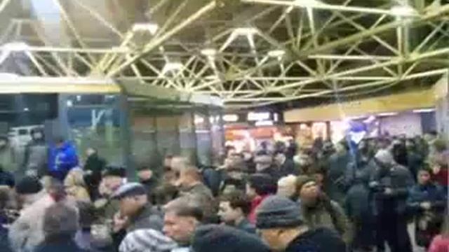 Тысячи людей попали в давку на Ленинградском вокзале в Москве смотреть онлайн