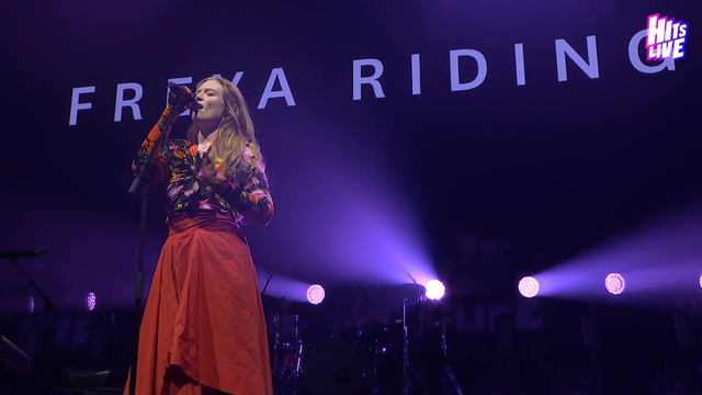 Freya Ridings - Weekends (Live at Hits Live) смотреть онлайн