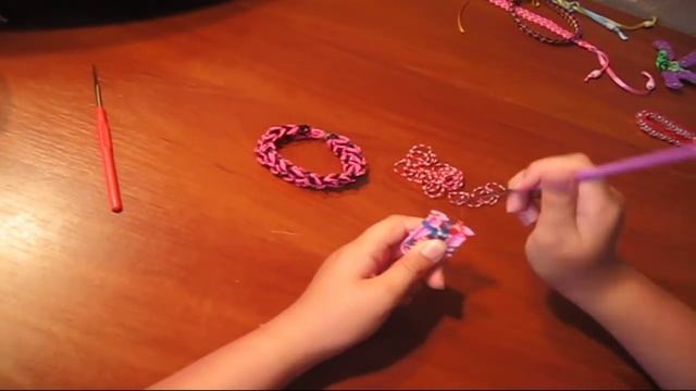 Как сделать браслет из резинок. Просто.Без станка. Подарок своими руками.Поделки с детьми! смотреть онлайн
