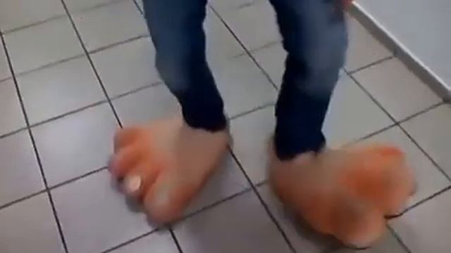 Гигантские ноги! Что делать если у тебя такиеноги? Хохма! смотреть онлайн