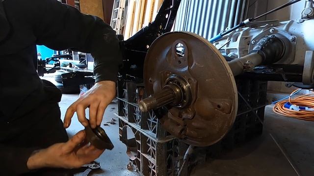 1958 VW Beetle found in Texas - Part 6, New rear brakes for our finished rolling floor pan. смотреть онлайн
